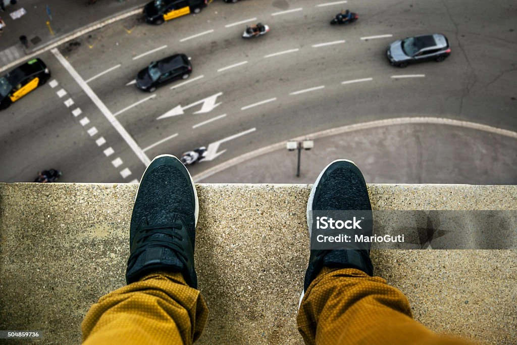 Женщина пыталась выпрыгнуть из окна 5 этажа в Аксае